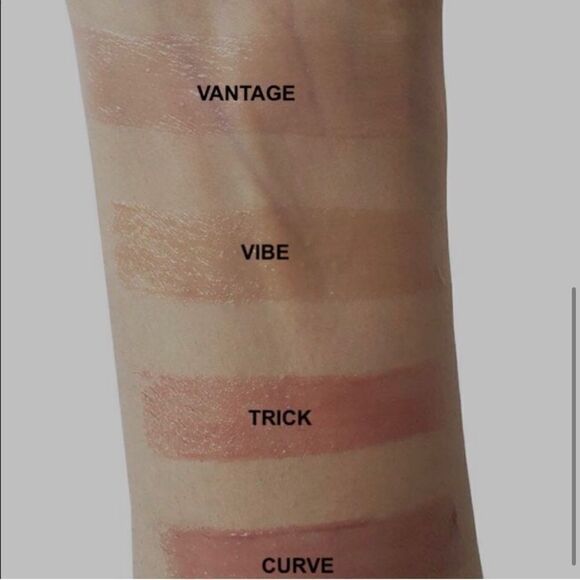 $7βπβ LARITZY Lip Gloss In Shade CURVE Nude Pink FULL SZβNEW - Picture 5 of 6